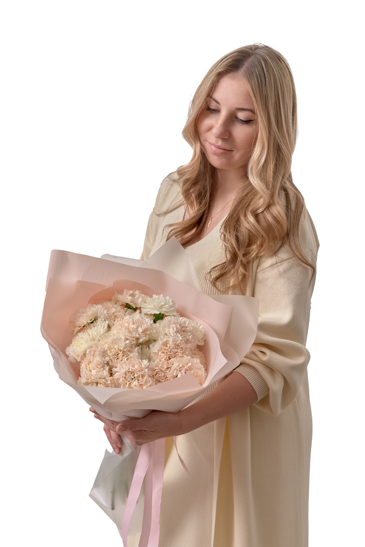 Frau hält einen Blumenstrauß mit hellen Nelken – florale Fotografie auf neutralem Hintergrund