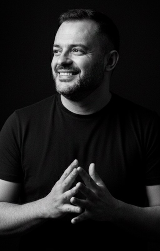 Foto de perfil em preto e branco do fotógrafo de Estúdio e casamentos Patrik Vanin