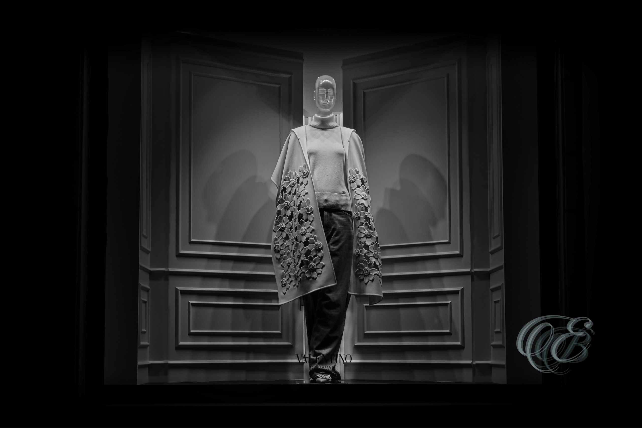 Rome Italy – Valentino Boutique - Window Display B&W – Eduardo Bartoli Fine Art Photography – Black-and-white photo of a Valentino boutique window display in Rome, Italy, by Eduardo Bartoli.