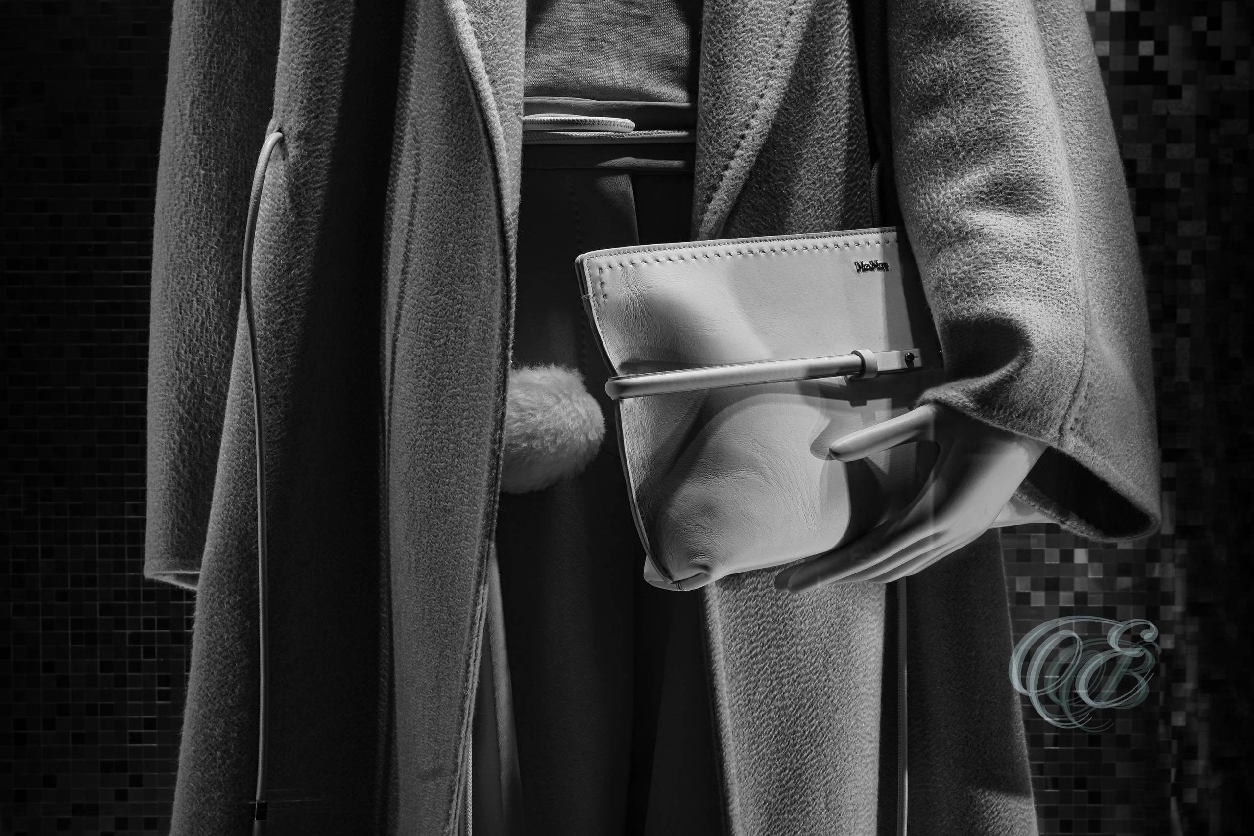 Rome Italy – Max Mara Bag - Window Display B&W – Eduardo Bartoli Fine Art Photography – Black-and-white photo of a Max Mara bag featured in a window display in Rome, Italy, by Eduardo Bartoli.