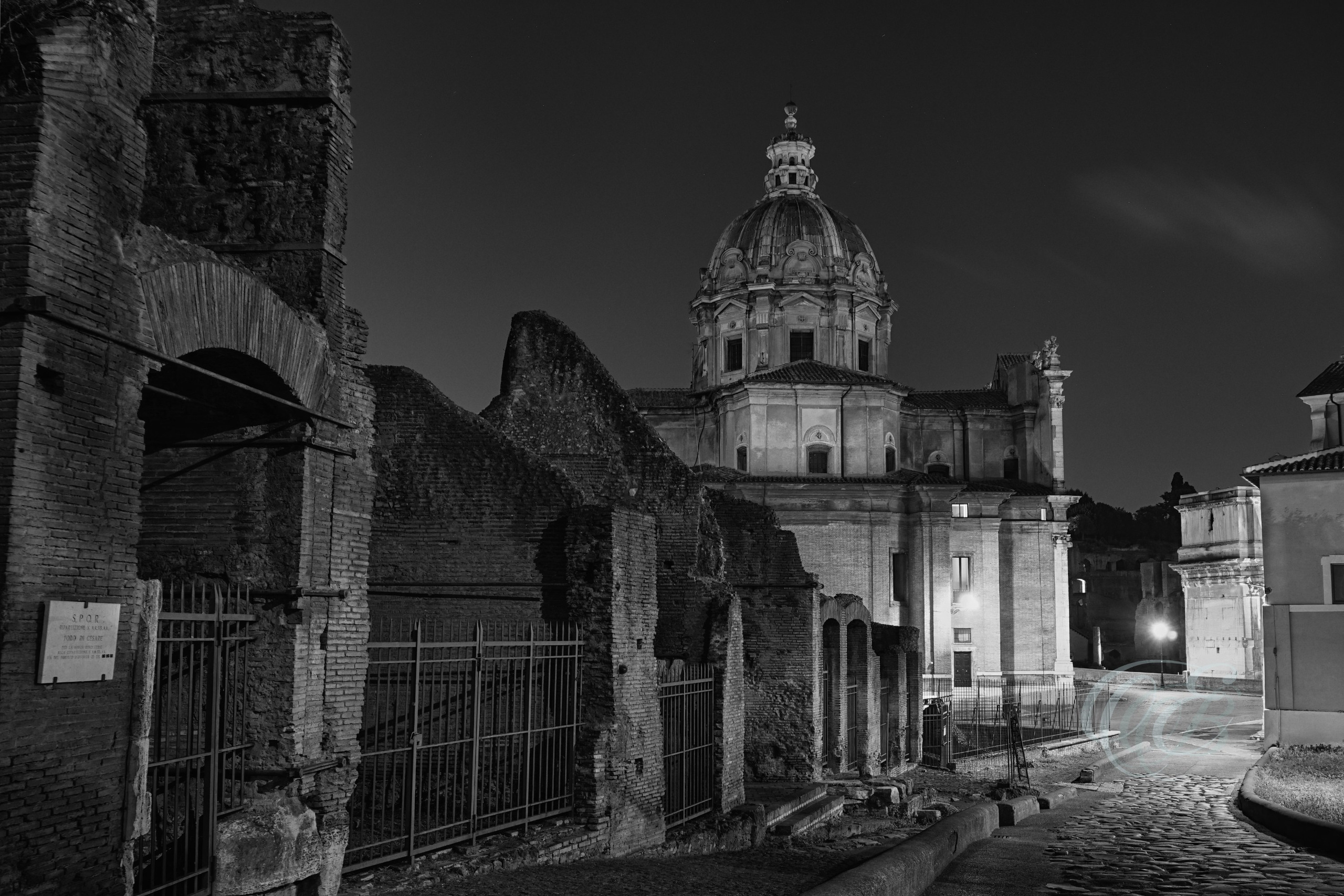 Rome Italy – Arch of Constantine B&W – Eduardo Bartoli Fine Art Photography – Black-and-white photo of the Arch of Constantine in Rome, Italy, by Eduardo Bartoli.