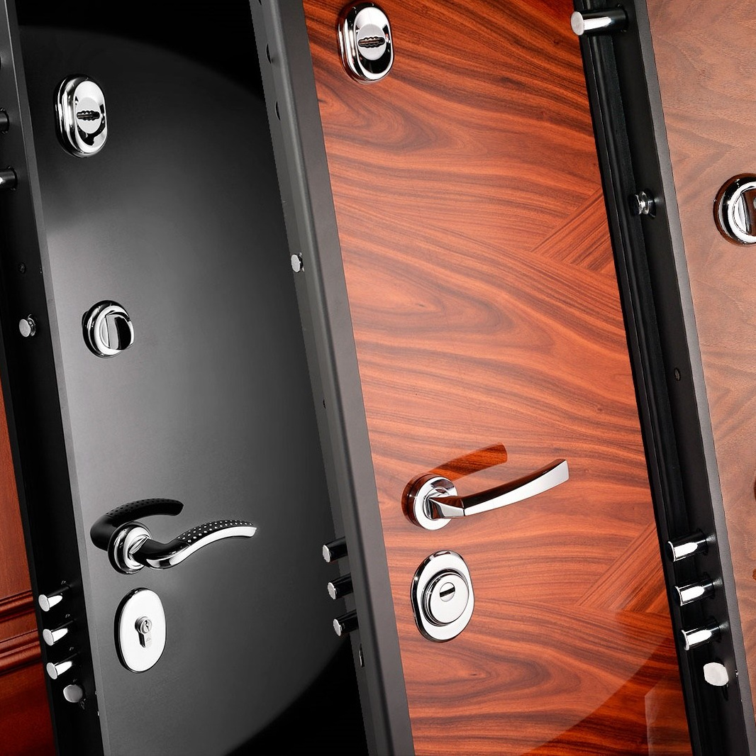 Четыре образца входных металлических дверей различных цветовых решений.