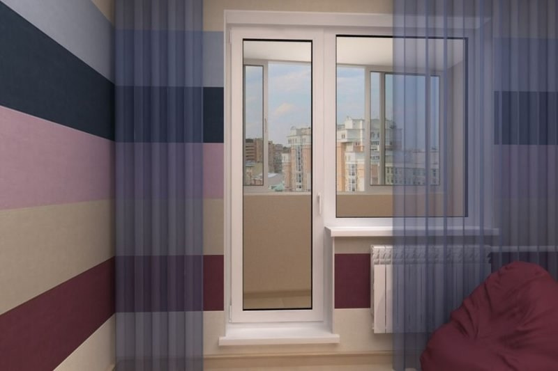 Комната с современным ремонтом и пластиковым балконным блоком белого цвета, у которого дверь не имеет горизонтального импоста.