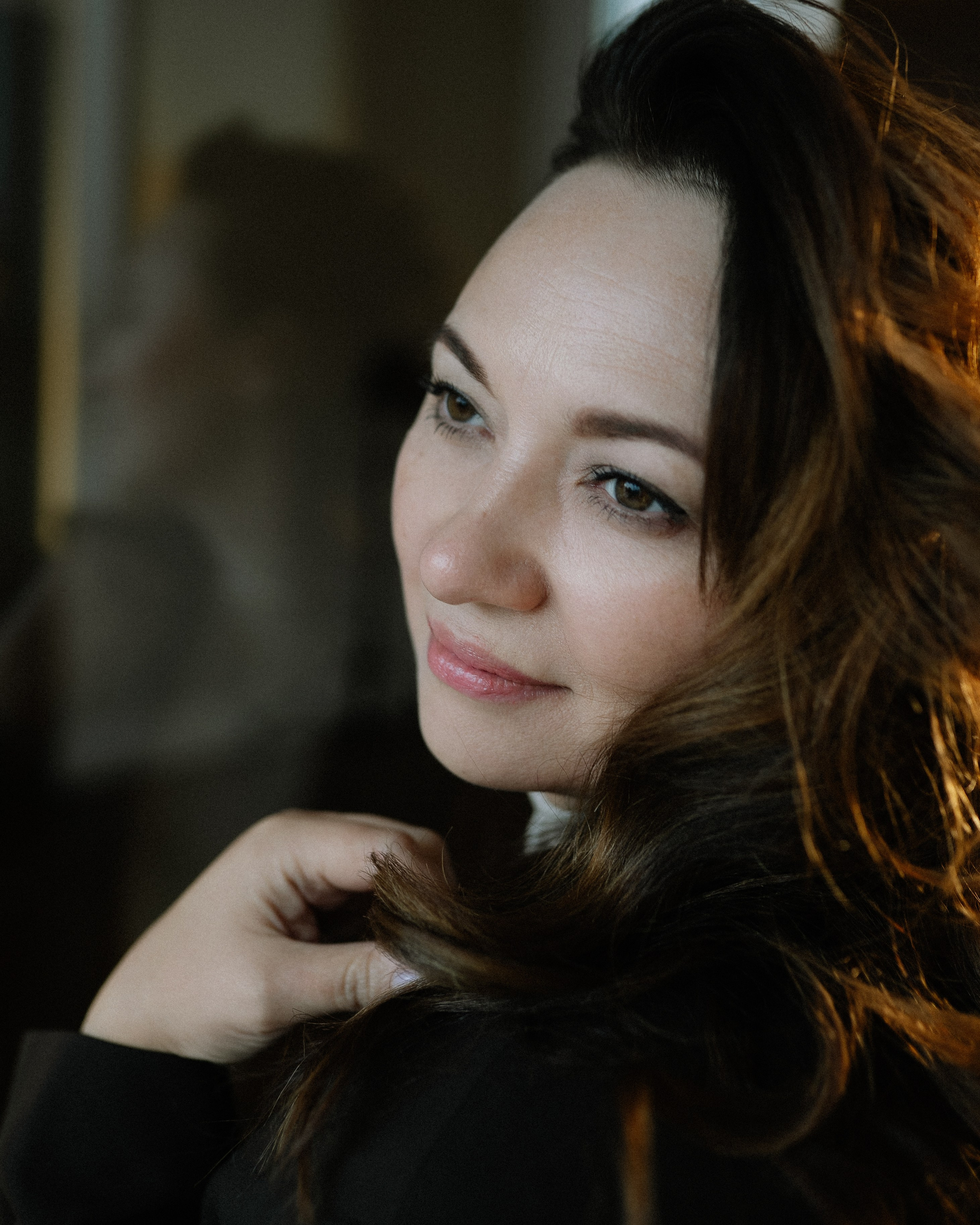 Mein Name ist Nadeshda Weber, und als Fotografin bei Balance Fotografie lege ich großen Wert darauf, die individuelle Schönheit jedes Menschen in einzigartigen Bildern zum Leben zu erwecken