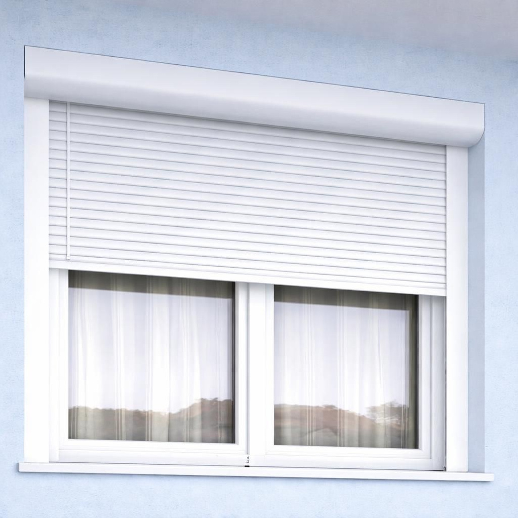 Пластиковые окна на балконе защищены роллетами коричневого цвета.