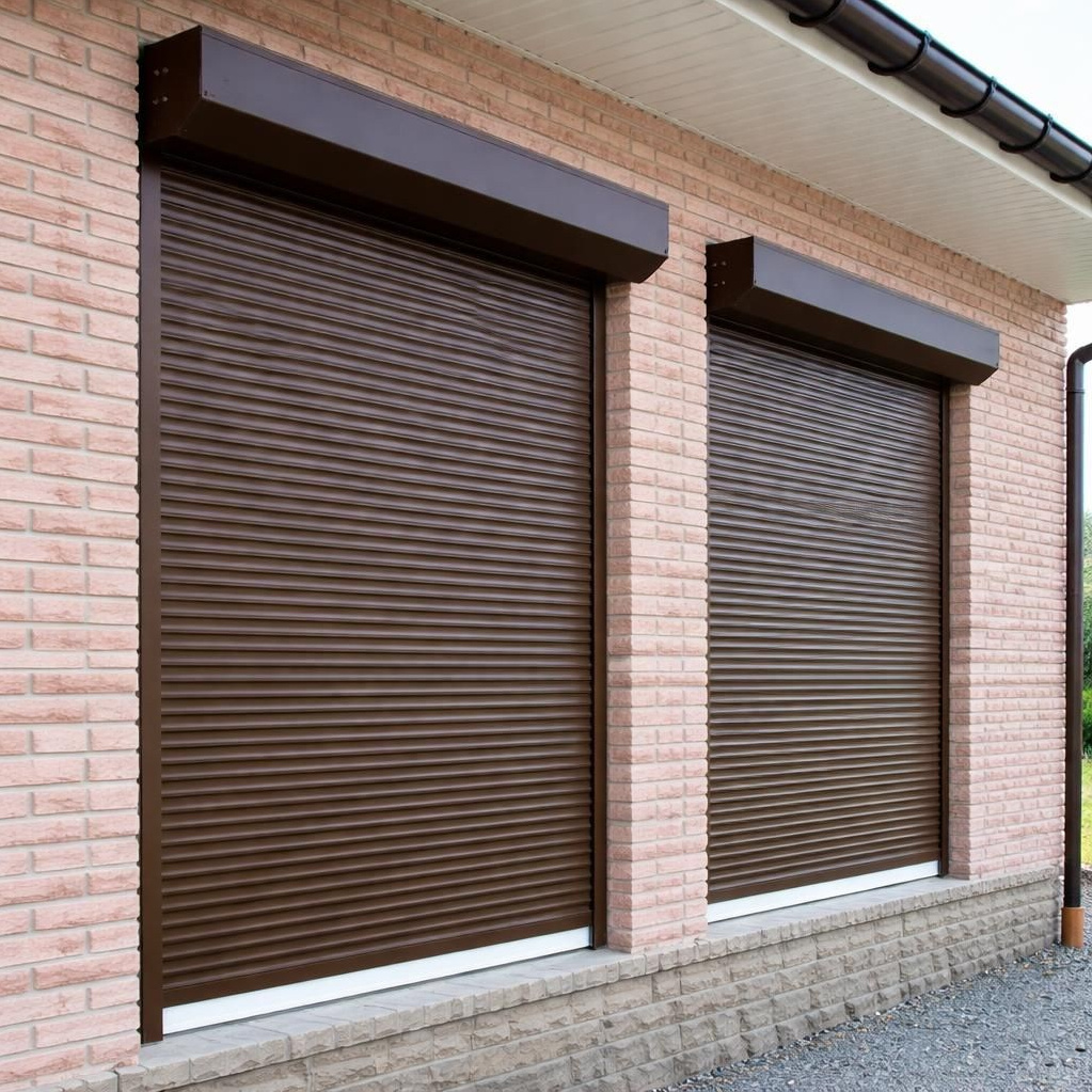 Проемы в кирпичной стене закрыты роллетами коричневого цвета.