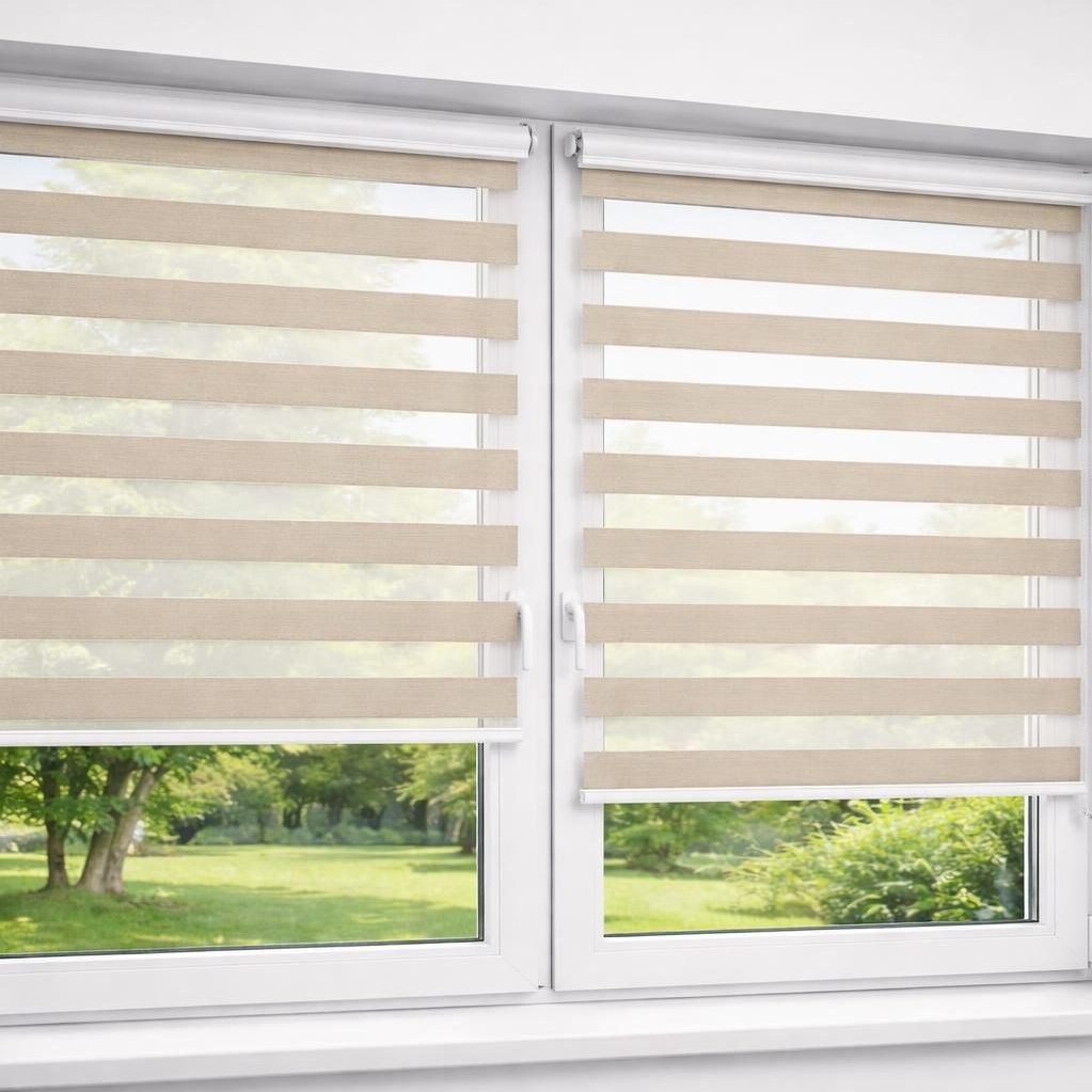 Рулонные жалюзи класса "день-ночь", установленные на большом пластиковом окне белого цвета.