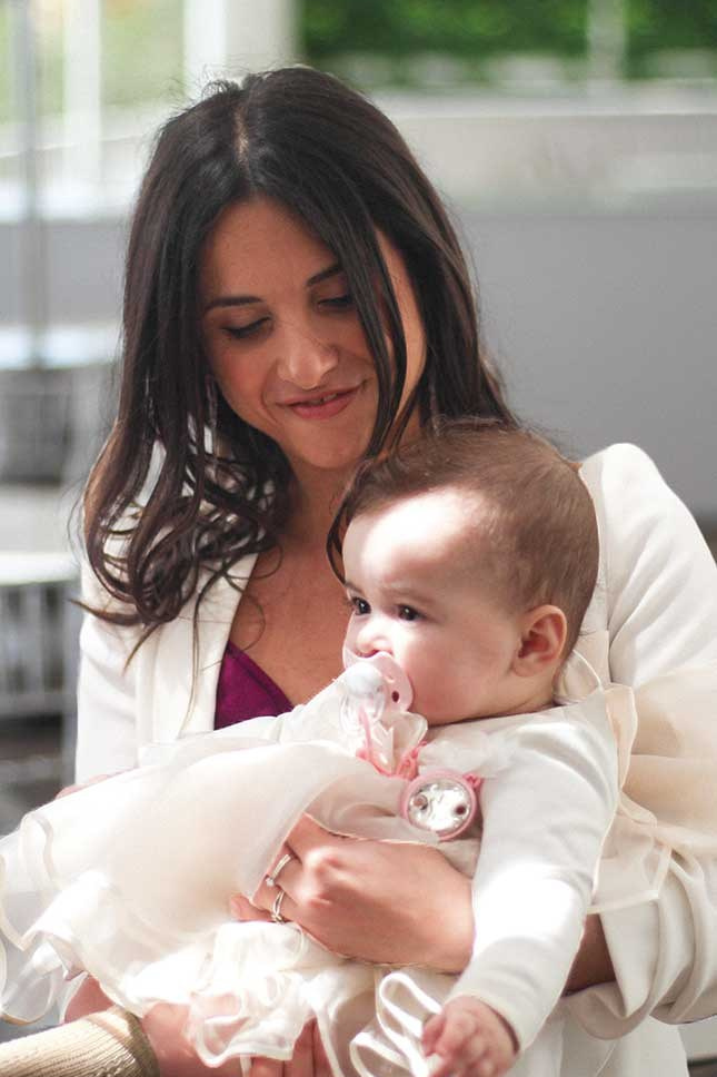 Servizio fotografico battesimo Napoli – bambina in braccio alla madrina