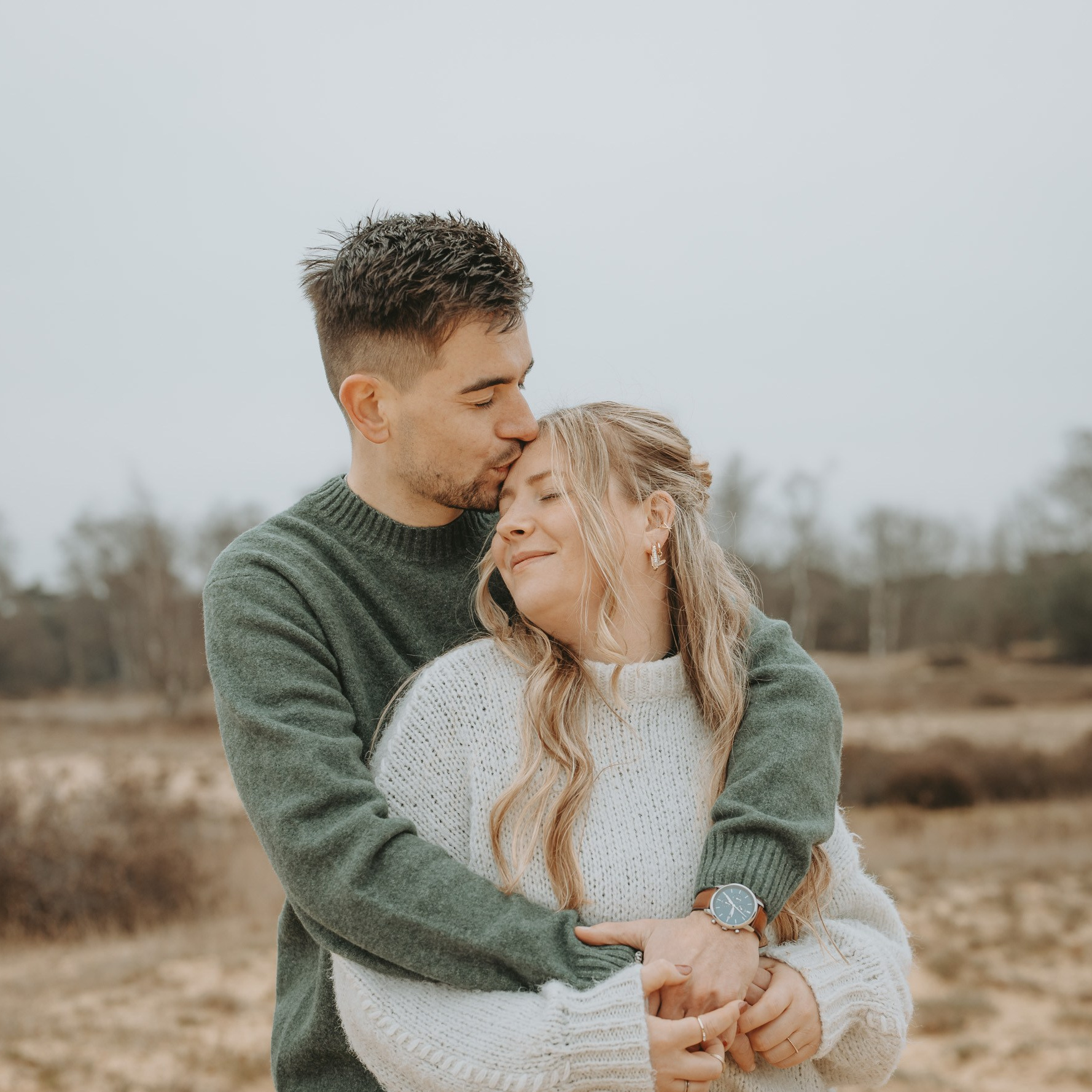 Amy en Berre romantische koppelshoot op Kalmthoutse Heide - Kapture Fotografie