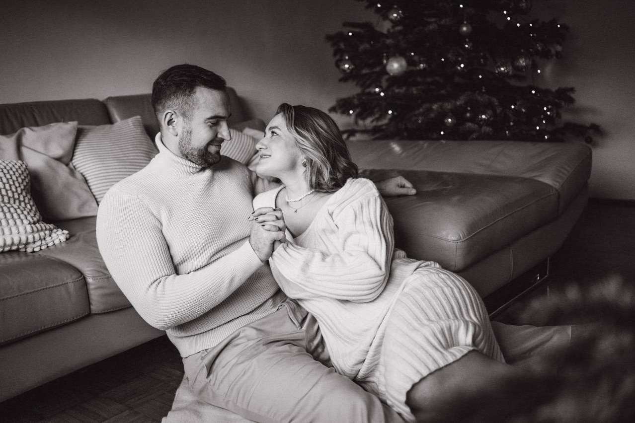 Paarshooting zur Weihnachtszeit im gemütlichen Wohnzimmer – natürliche und emotionale Paarfotografie von professioneller Fotografin in Nürnberg und Umgebung