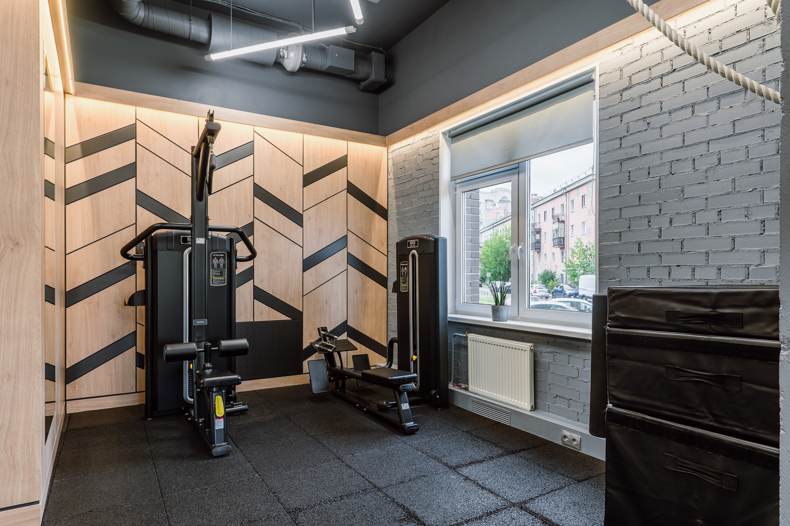 Покрытие в фитнес клуб. Новичок в тренажерке. Спортивный зал. Уютная фитнес студия дизайн. Студия персональных тренировок.