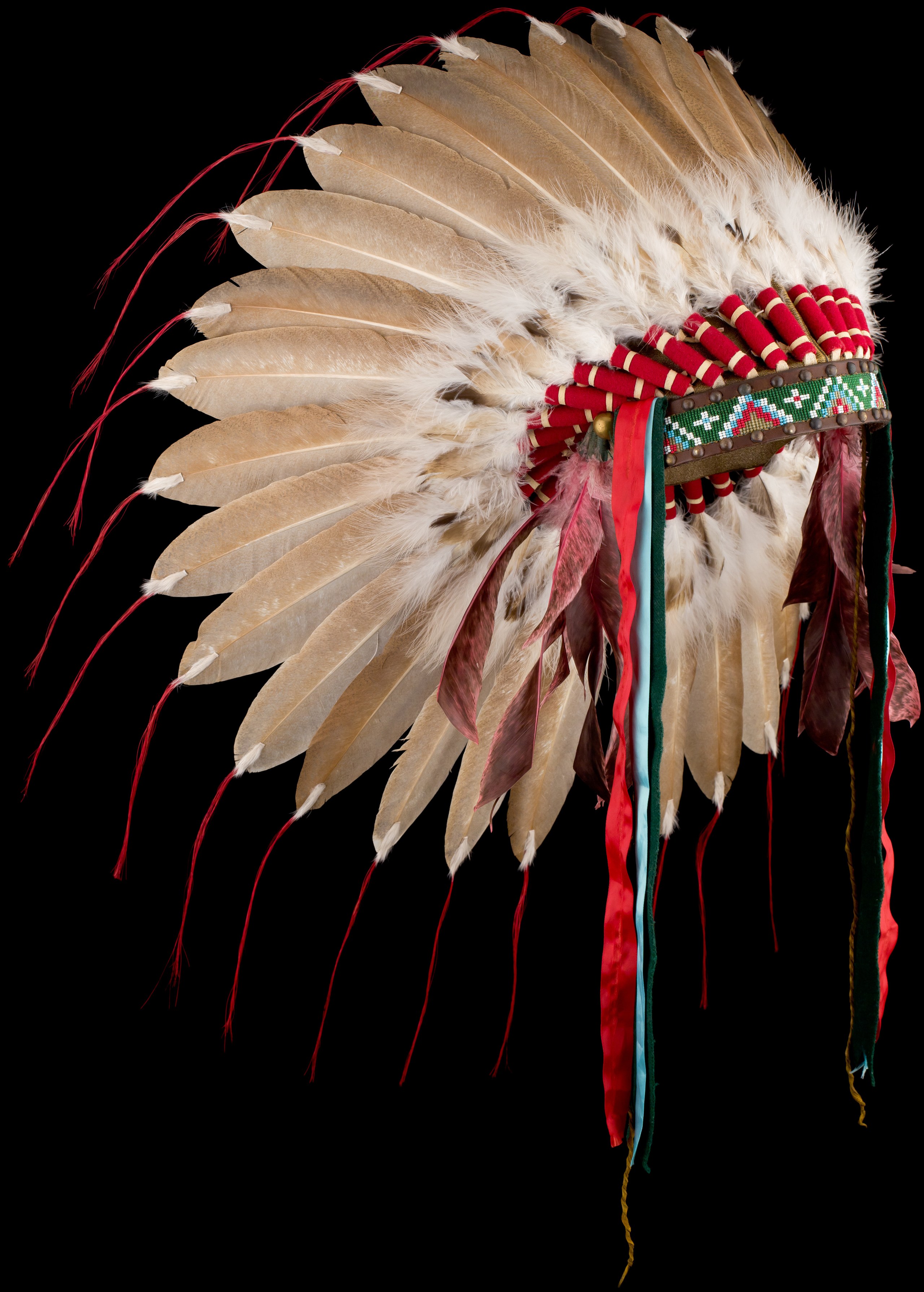 Индейский головной убор с перьями. Шапка индейца с перьями. Как называются перья у индейцев. Индейский роуч. Как называются перья у индейцев.