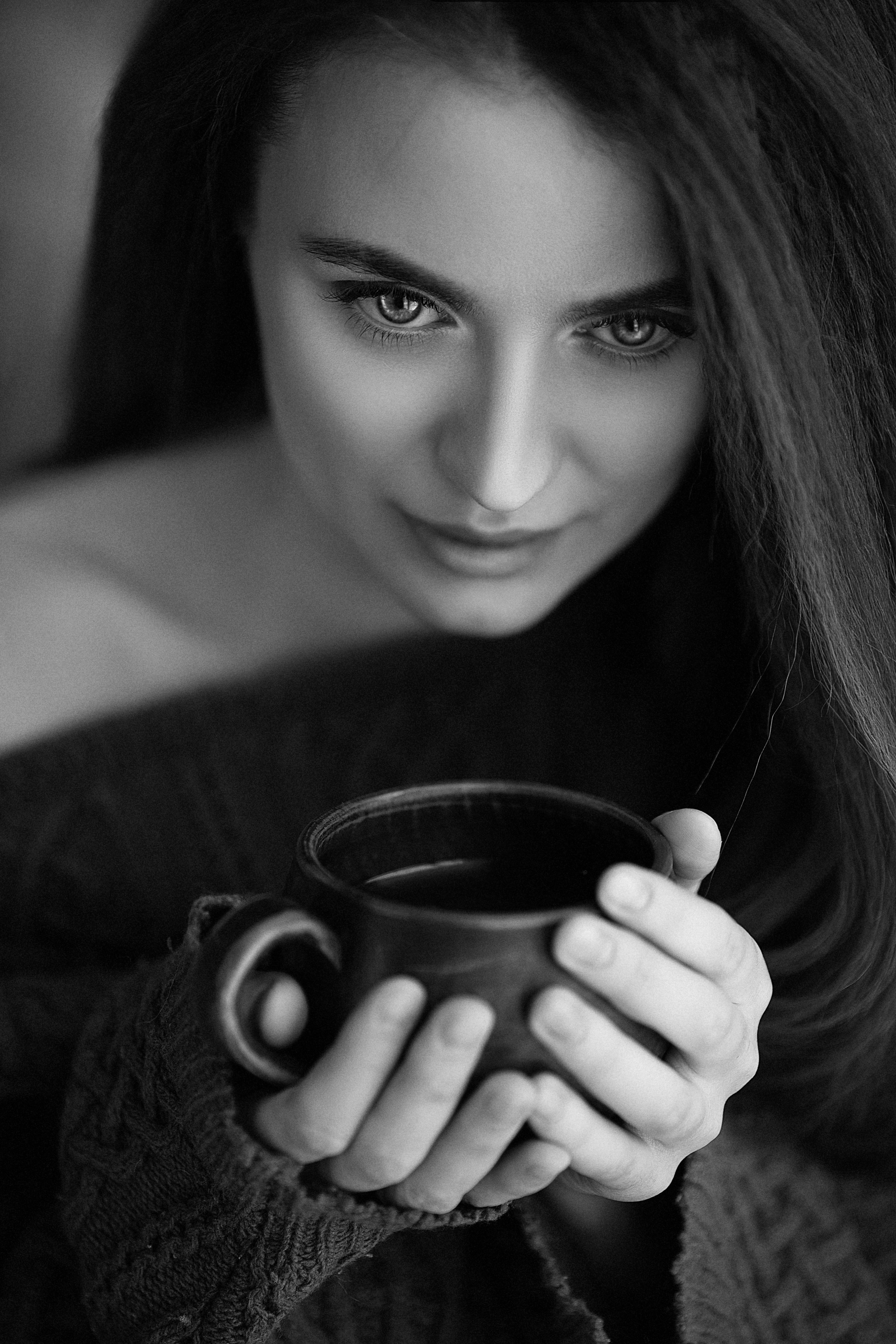 Девушка с чашкой в руках. Девушка с кофе. Женщина с чашкой кофе. Девушка с кофем. Красивая девушка с шоколадом.