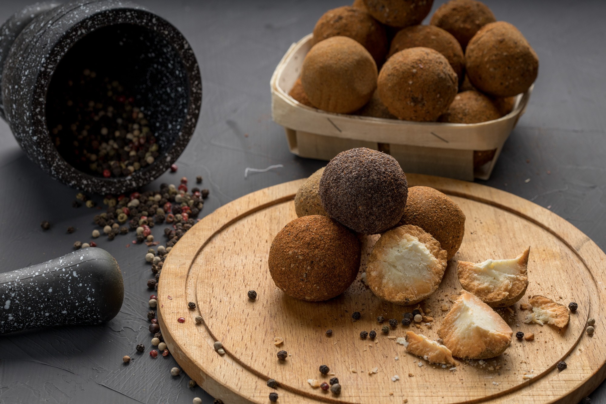 Беллер кнолле. Сыр шариками со специями. Белпер кнолле. Пеппер кнолле. Сыр шариками со специями.