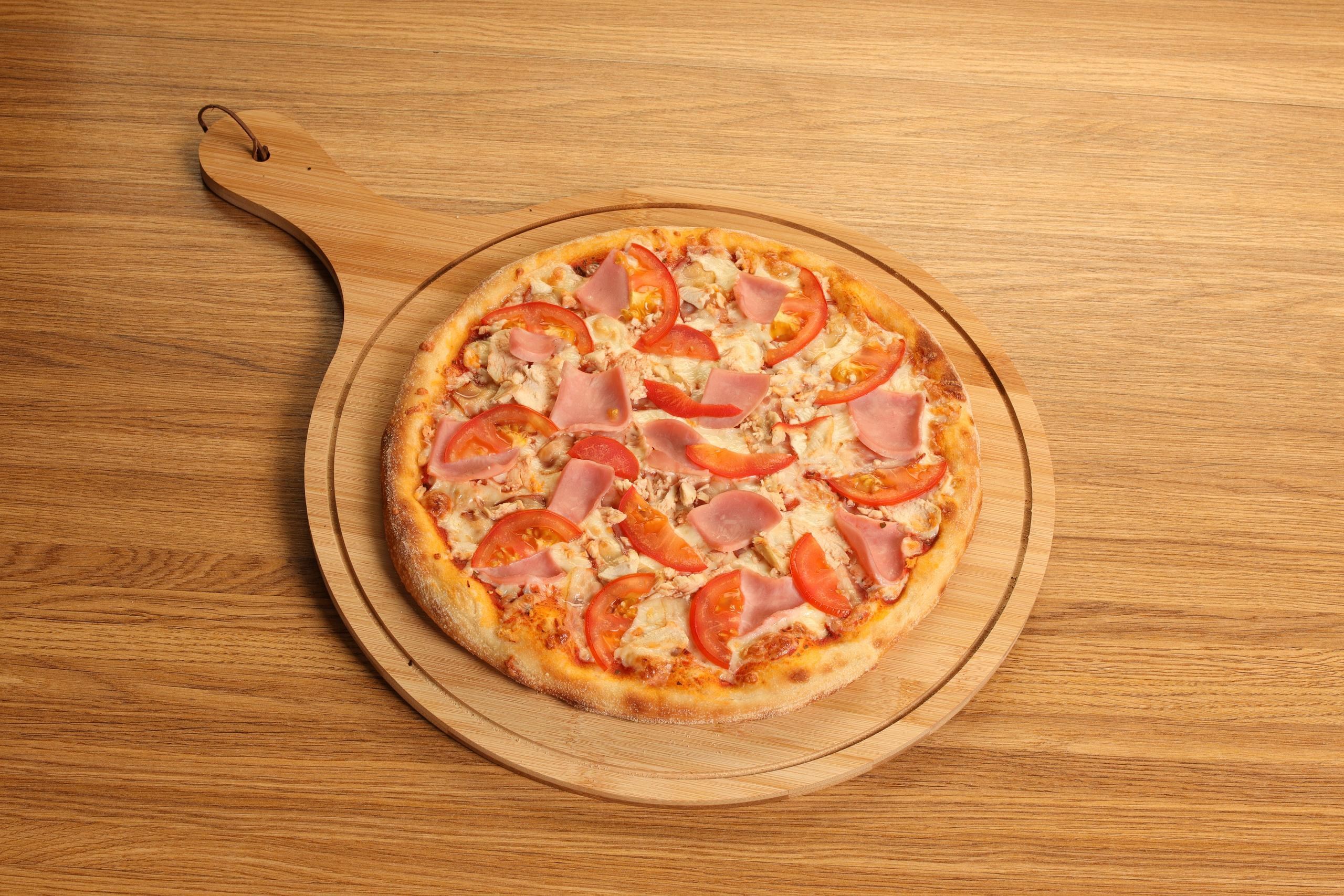 Пицца ветчина и грибы додо. Пицца с ветчиной и салями. Пицца с беконом и сыром и помидорами. Пицца барбекю. Карбонара папа джонс.