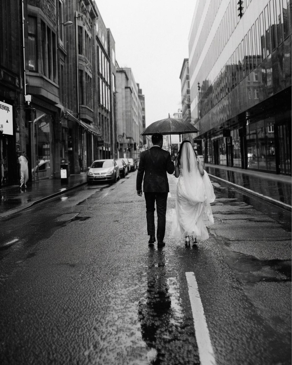 Brautpaar unter transparentem Regenschirm in Düsseldorf