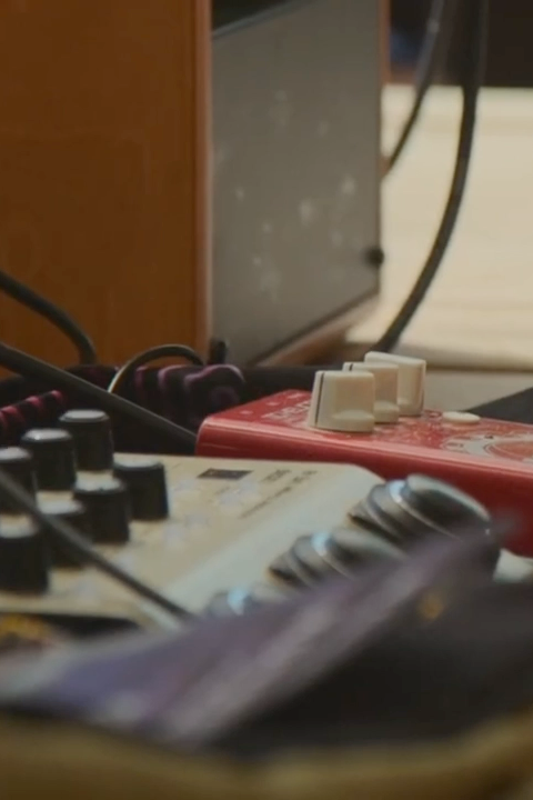 Singer Songwriter, Markus Mascher, Intuitiver Musikunterricht in Freiburg, Gitarrenunterricht, Gesangsunterricht, Schlagzeugunterricht, Klavierunterricht, Unterricht für Live Performance, Loopstation, Recording, Producing, Coaching.