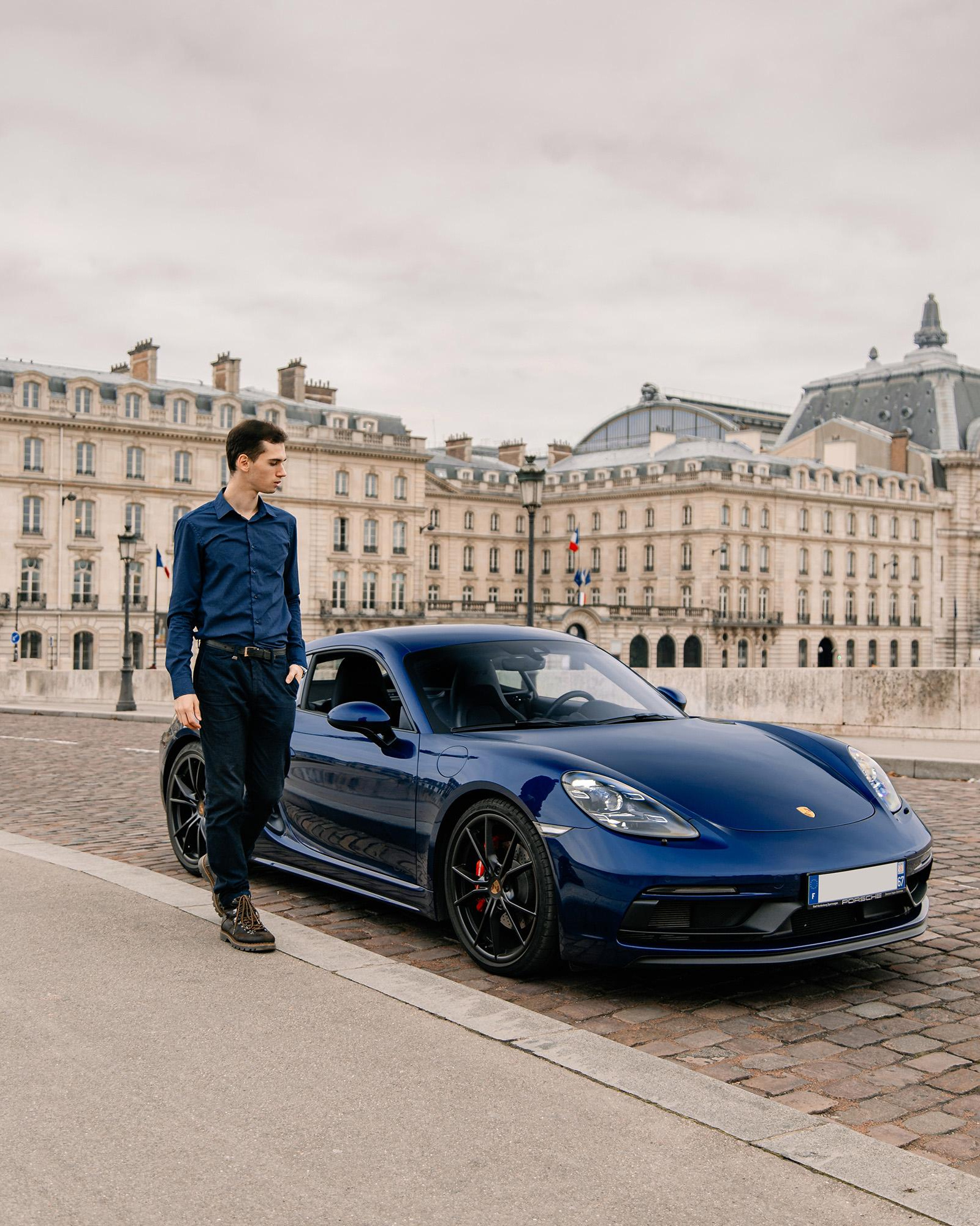 Contact. Photographe de voitures à Paris — Vitalii Motruk