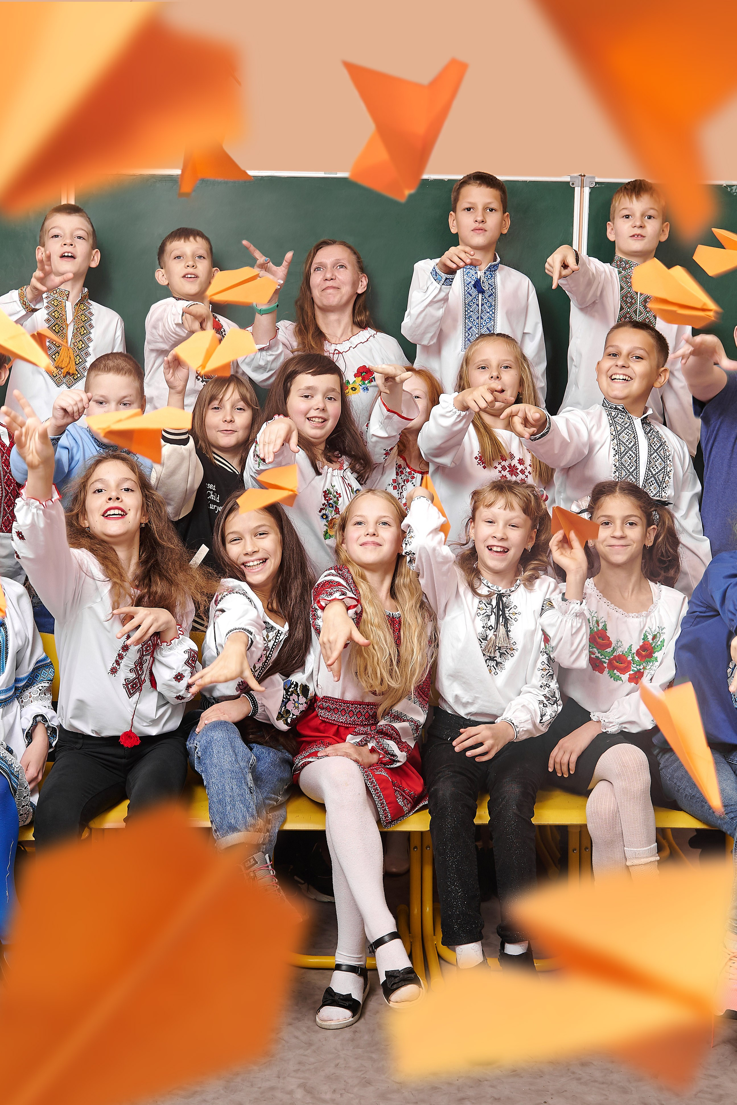 Клас біля дошки у школі