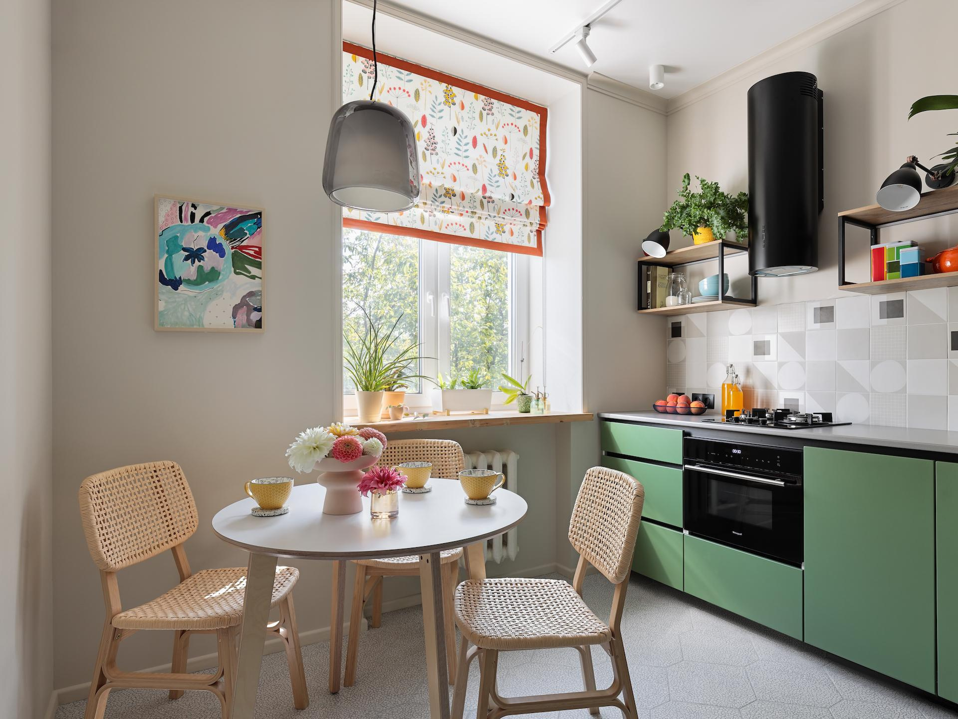 Просторная кухня с современной техникой и обеденной зоной