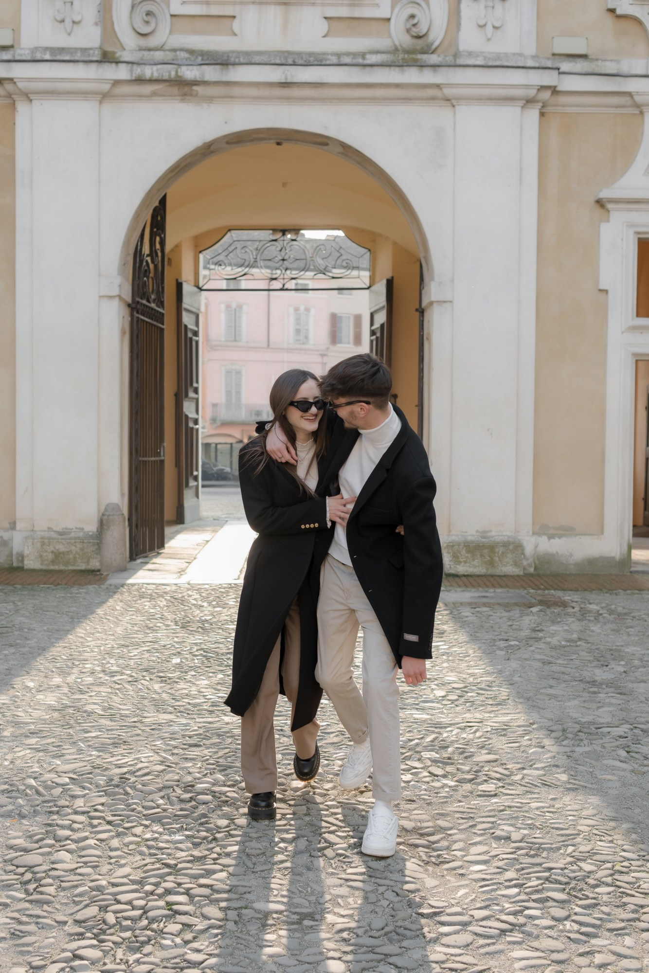 Ragazza bionda che beve caffè in città