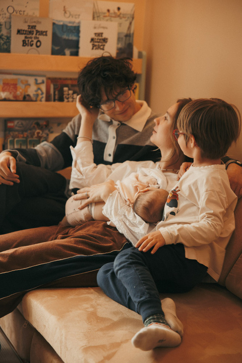 Lifestyle maternity session focused on family connection