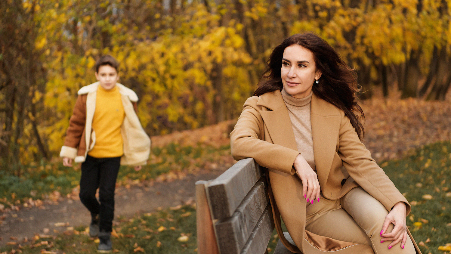 осенняя фотосессия мамы и сына в Праге