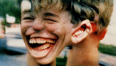 Джон Раффман, канадский художник, режиссёр и эссеист, исследующий эмоциональное, социальное и экзистенциальное влияние технологий и цифровой культуры через видео, инсталляции, AI‑генерируемые изображения и найденные материалы. Известен такими проектами, как «Девять глаз Google Street View» (Nine Eyes of Google Street View, с 2008 г., сбор архивных снимков с Google Street View) и анимационным фильмом «Dream Journal» (2016–2019 гг.), отражающим подсознание и перегрузку информацией в цифровую эпоху, а также исследующий темы ностальгии, отчуждения и влияния технологий на человеческий опыт. 