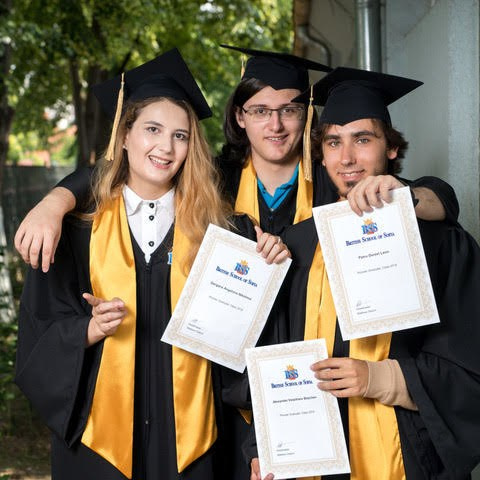 Тоги и шапки за училища и гимназии|togiishapki.bg. 🎓 Togiishapki.bg — Тоги и академични шапки за дипломиране на студенти, ученици и деца