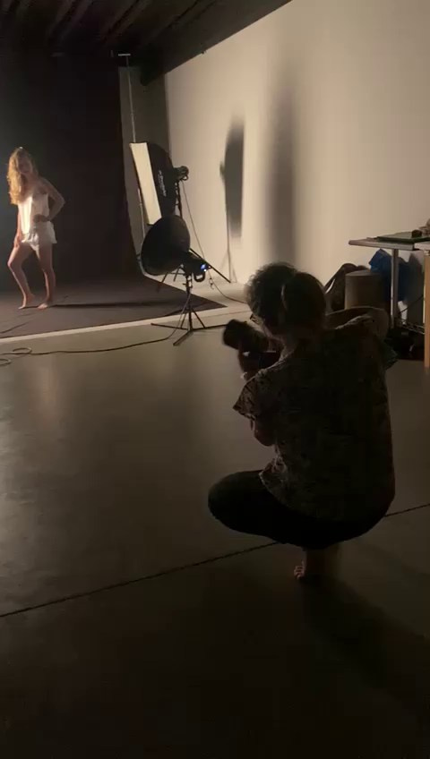 Shooting en estudio. Videos y fotografías en sesión de shooting. Fotógrafa de Periodismo y Documentación, Teatro, Cine, Shooting para Modelos, Bodas, Bautizos, Comuniones, Familia y Eventos