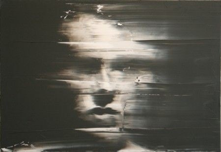 Энди Денцлер — швейцарский современный художник, известный своими живописными портретами, стилизованными под стоп-кадры VHS-записей. Его картины создаются с помощью техники размазывания мазков, что придаёт им эффект движения, искажения и визуальной памяти. Работы Денцлера исследуют темы времени, медиа, идентичности и восприятия реальности.