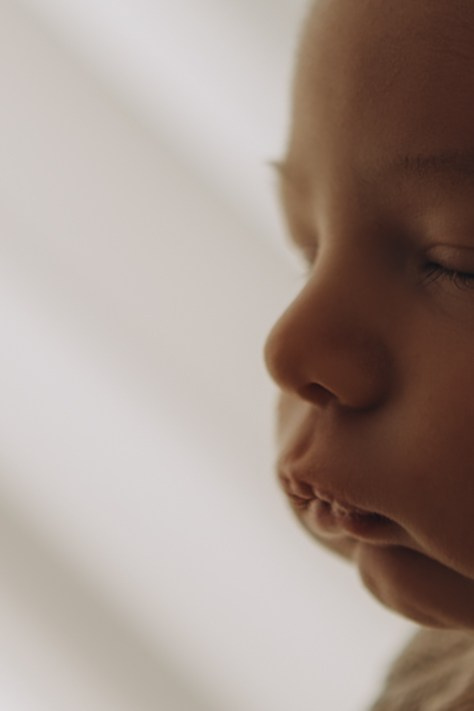 detalhe delicado de bebê recém-nascido em ensaio newborn em Sorocaba