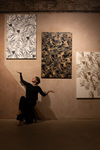 Trilogia “Gatti e Libellule”, tecnica mista su tela con stampa da linoleografia e ricamo, lavoro complesso e manuale, già esposto in contesti professionali. Tele decorative con tocco minimalista orientale. Di Nadia Kuprina.