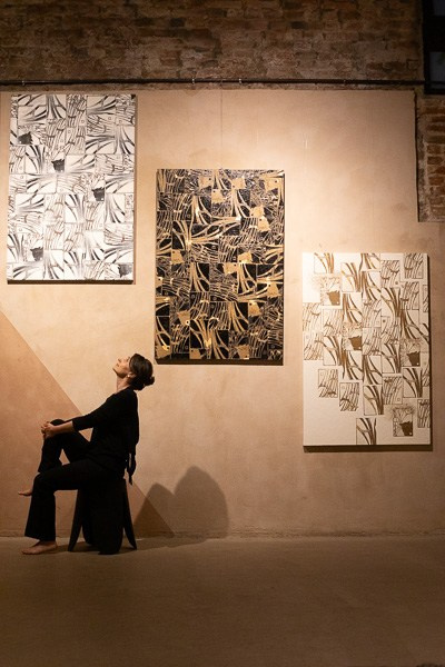 Trilogia “Gatti e Libellule”, tecnica mista su tela con stampa da linoleografia e ricamo, lavoro complesso e manuale, già esposto in contesti professionali. Tele decorative con tocco minimalista orientale. Di Nadia Kuprina.