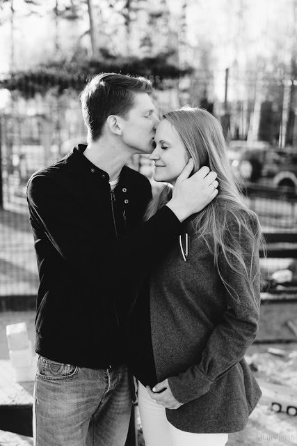 Ģimenes gaidību fotosesija mājās ar bērnu un suni