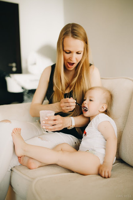 Ģimenes gaidību fotosesija mājās ar bērnu un suni