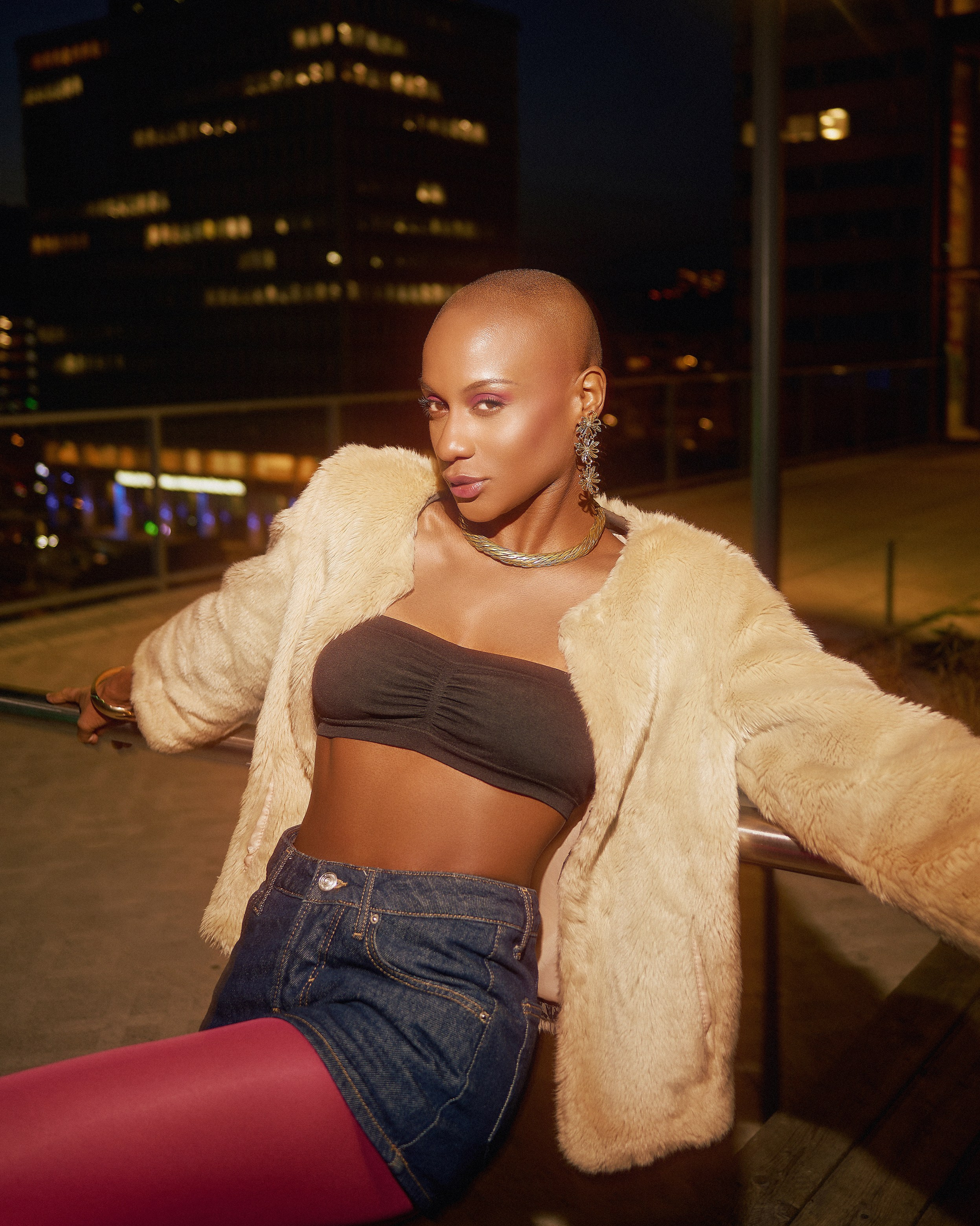 Offres shooting photo Lyon : portrait de nuit et mode urbaine. Photographe créative pour contenu visuel haute performance