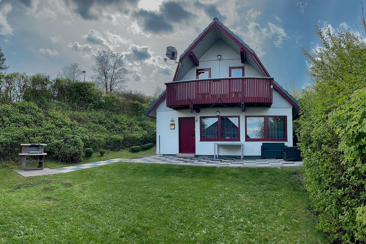 Die Wasserskianlage umfasst eine Umlaufbahn von 700&nbsp;m. Ist für die Anfänger sehr gut geeignet. Die Profis können sich im&nbsp;Slalomfahren oder auf der Sprung schanze erproben.