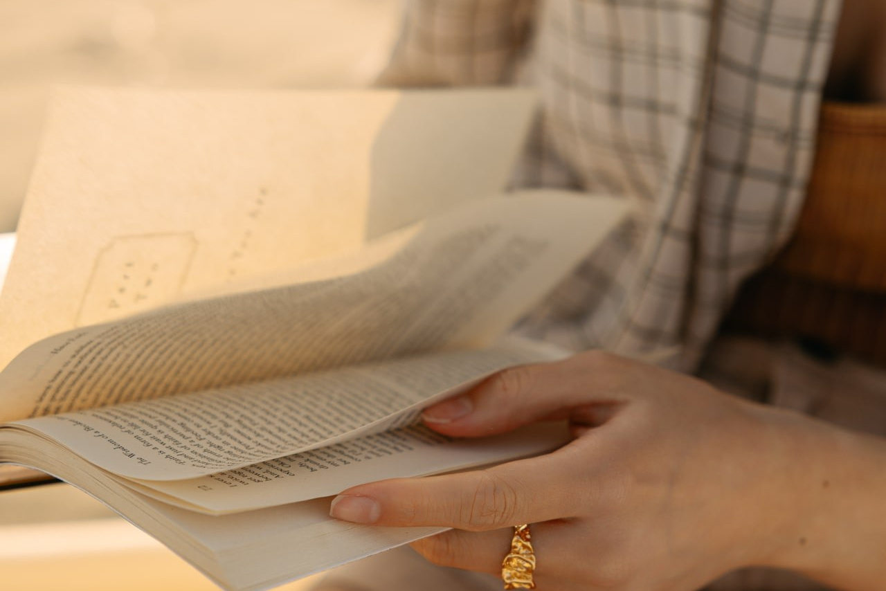 Lifestyle beach photoshoot in the Netherlands with book detail