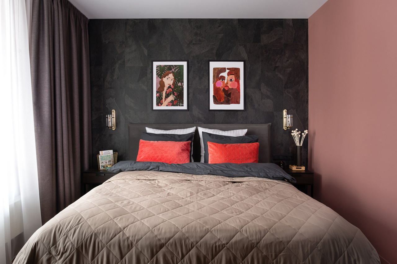 Уютная спальня с большой кроватью и панорамным окном.