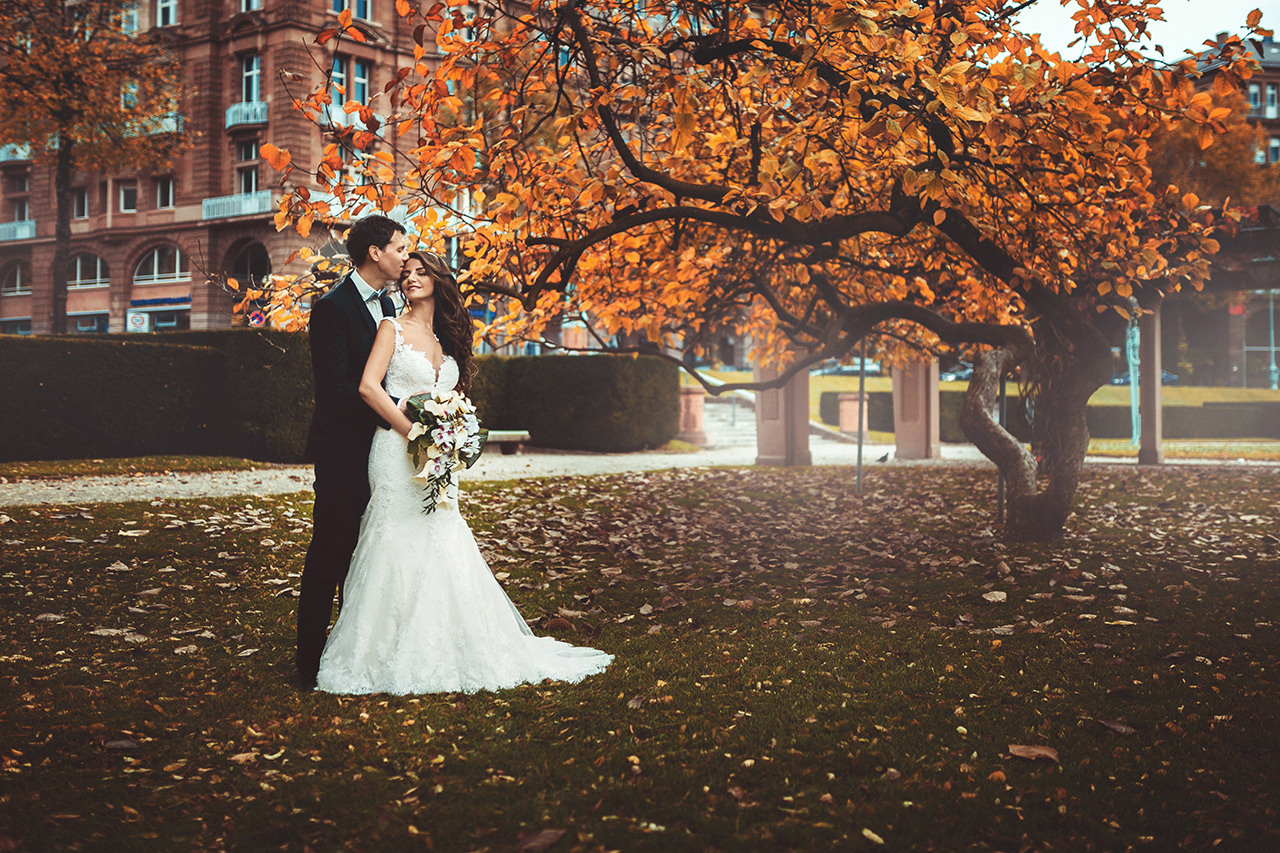 Herbstliches Fotoshooting mit bezauberndem Brautpaar in Mannheim