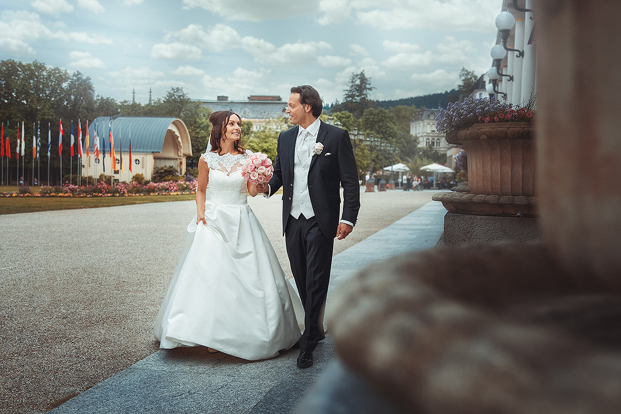 Romantisches Fotoshooting mit glücklichem Brautpaar in Baden-Baden