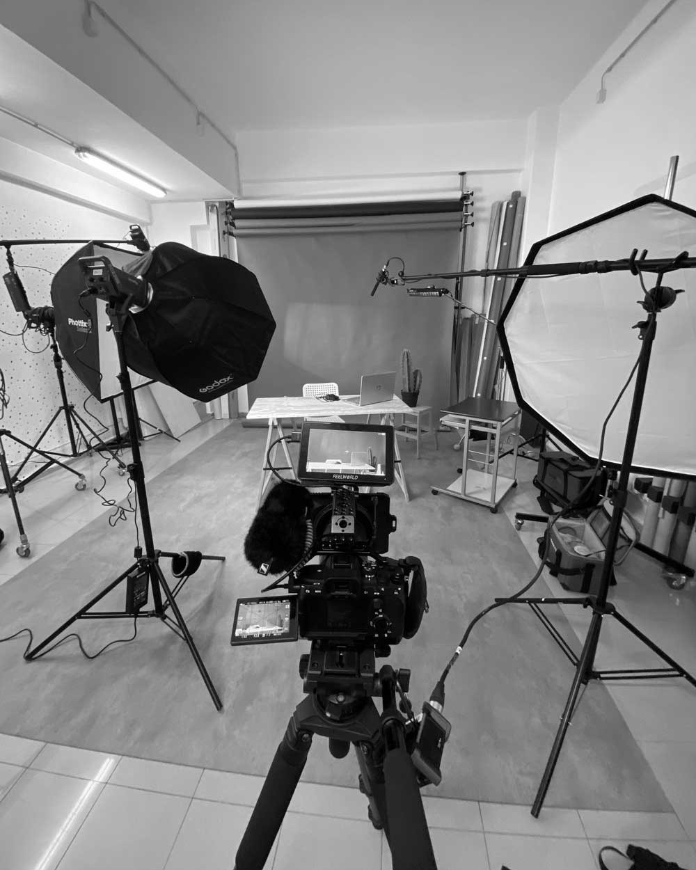 Bastidores de uma produção de vídeo da Khave Media num estúdio