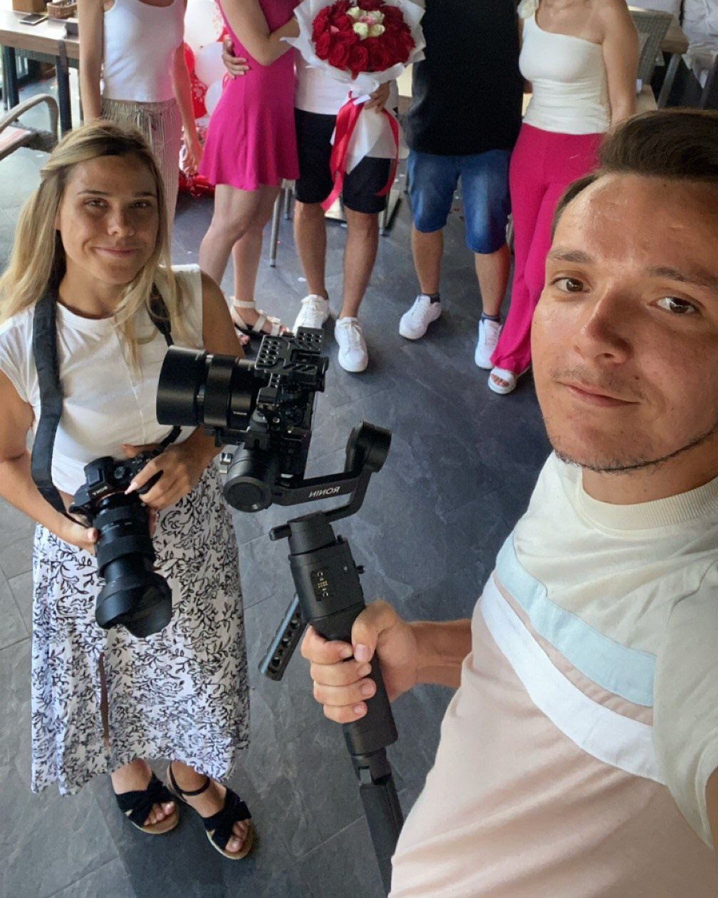 Cine suntem noi