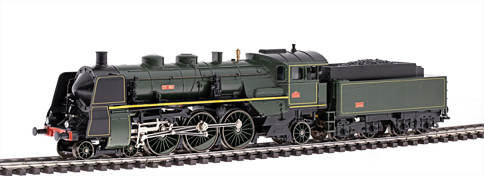 На фотографии крупным планом изображена модель паровоза Märklin 3317, на белом фоне. Фотограф Роман Дюжев.