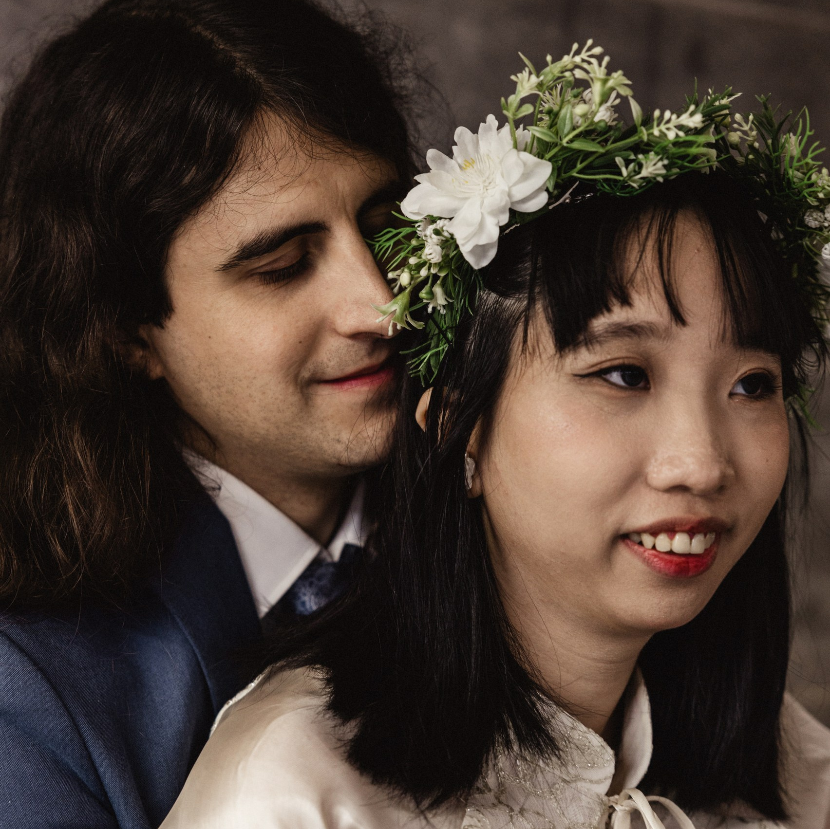 Bruidegom houdt de bruid zacht vast tijdens een teder moment