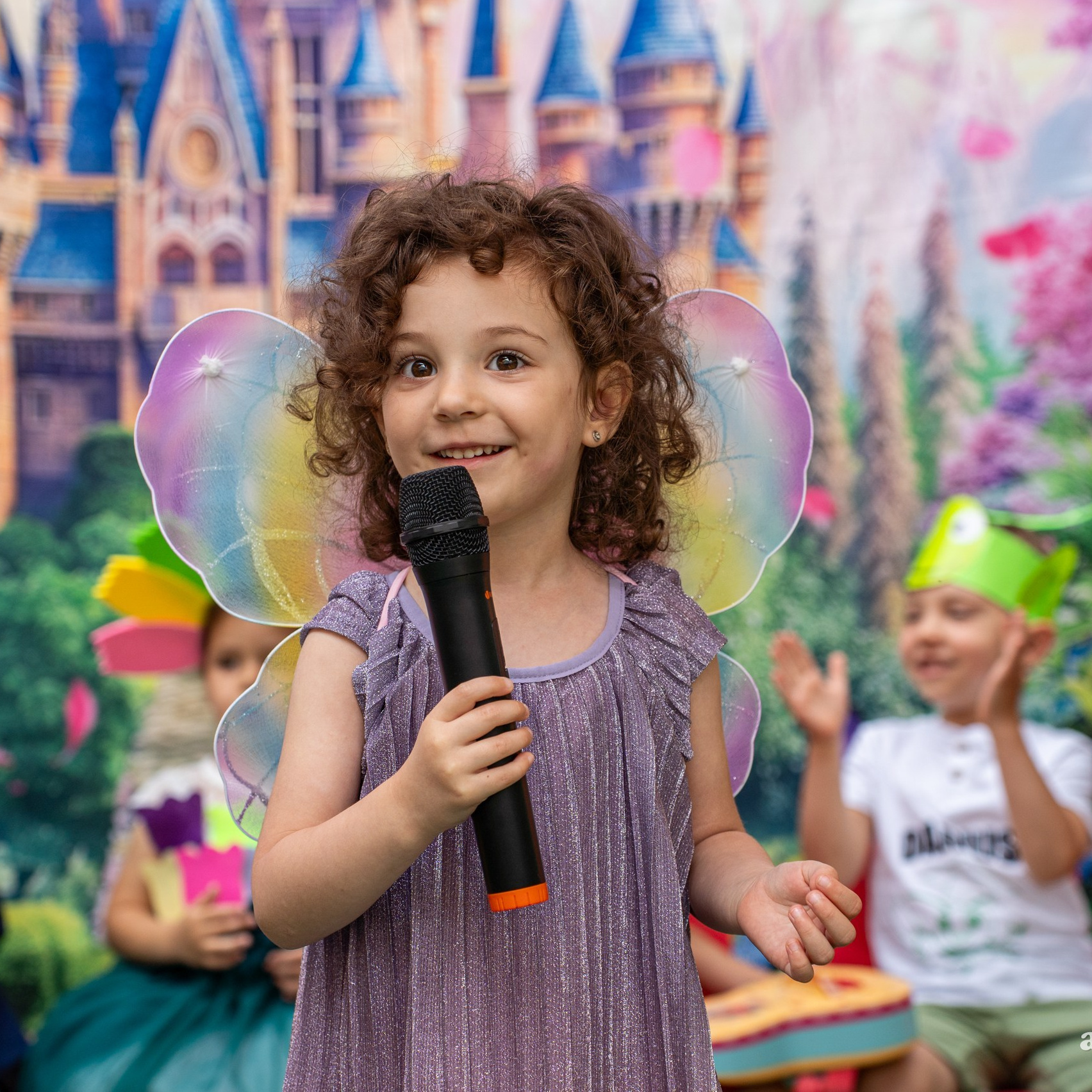 sedinta foto copil cu parul cret recitand o poezie la gradinita 