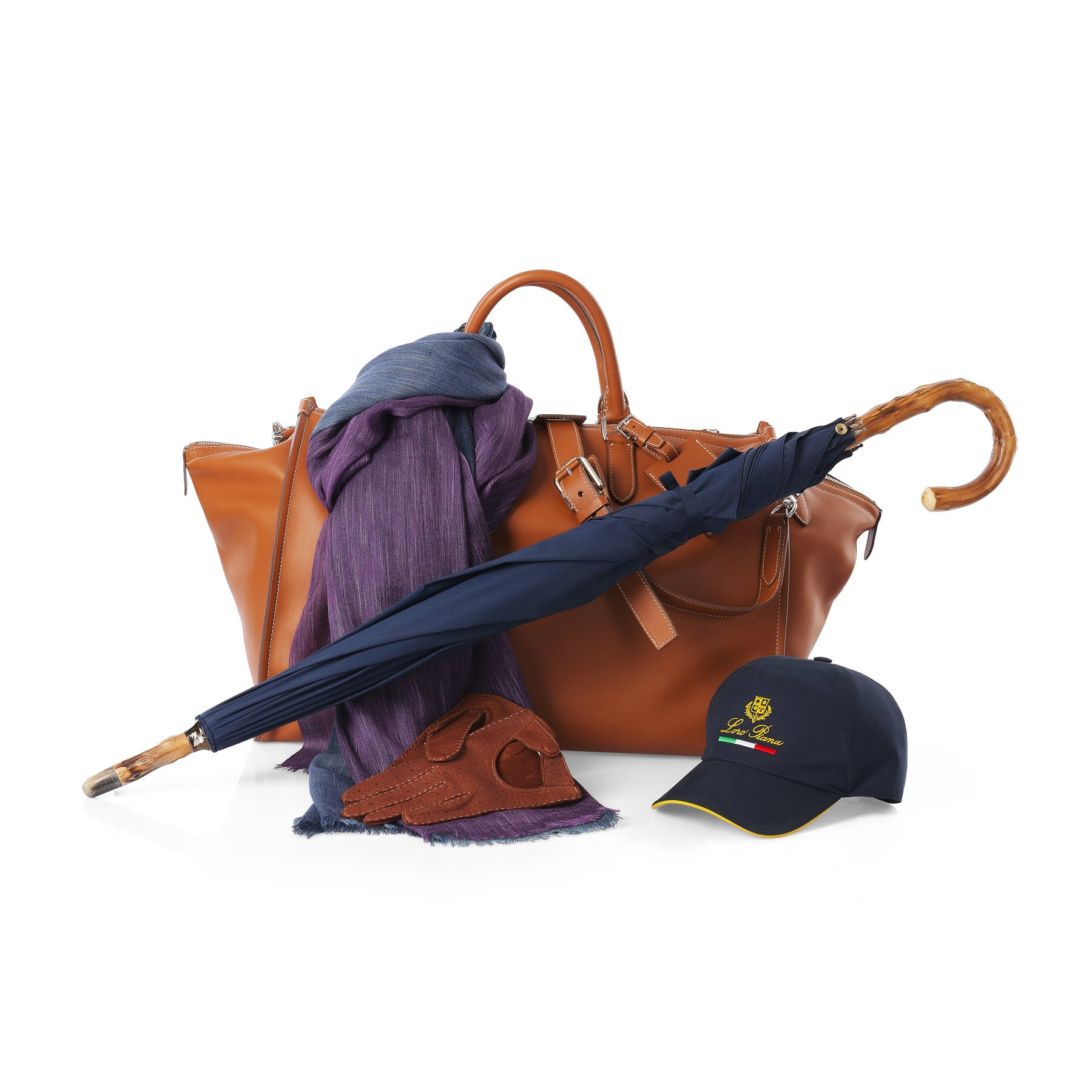 Produktfotografie Wien – Lederhandtasche mit Regenschirm, Schal und Accessoires.