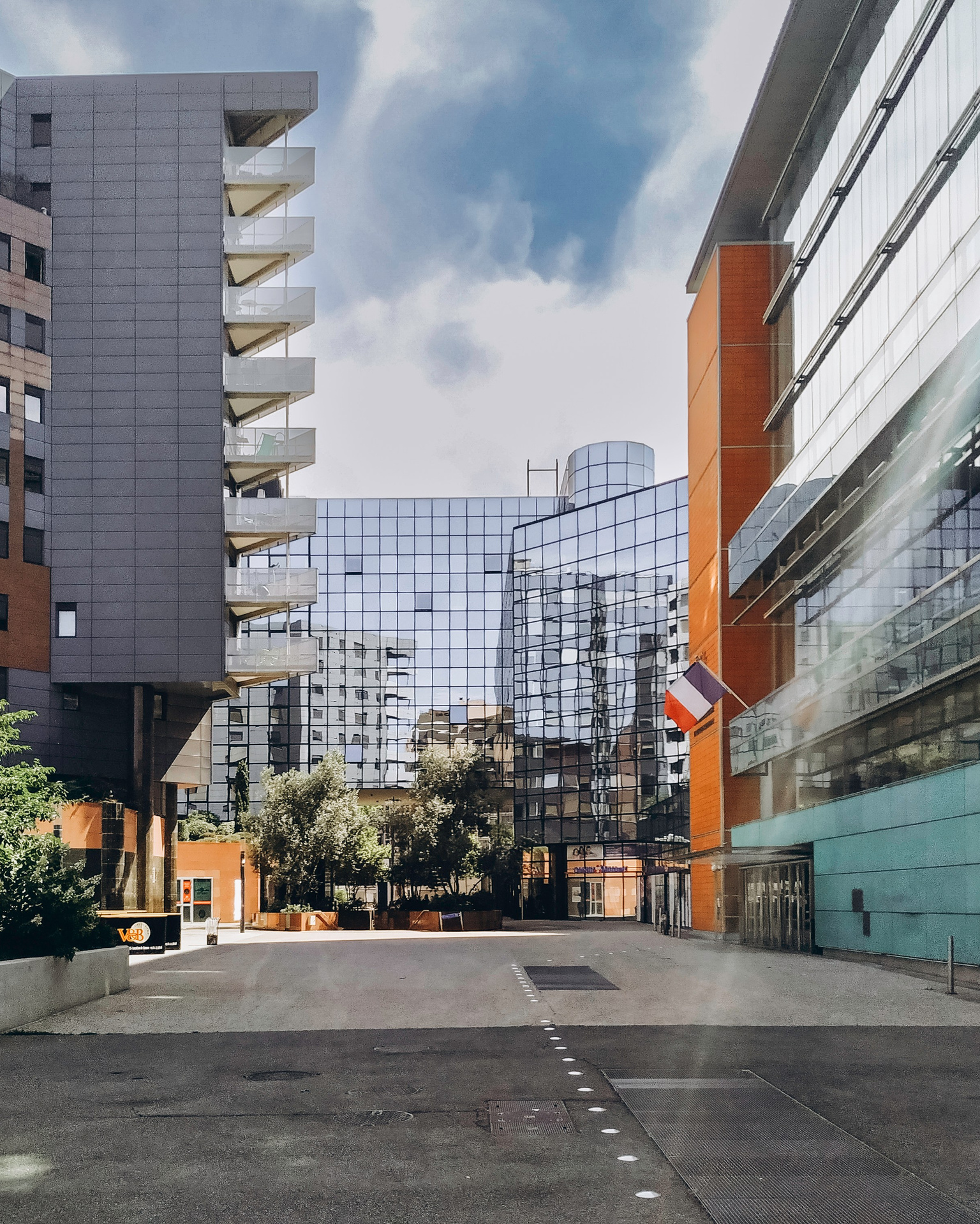 Guide to the best Personal Brand photo shoot Locations in Toulouse. Eugenie Smirnova — wedding, corporate and lifestyle photographer in Toulouse and Southwest France