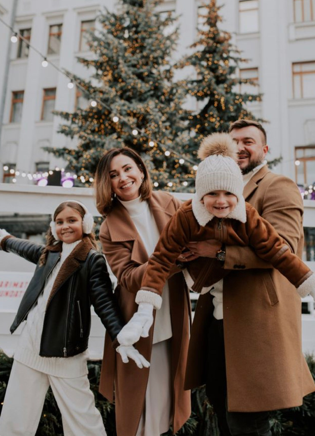 Christmas outlook in Barcelona — What to Wear for Christmas in Barcelona. DiaFoto — Wow Photographer in Barcelona | Premium Barcelona Photoshoot Experience